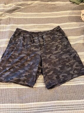 Lululemon Men's XXL Camo Athletic Shorts - Black/Gray